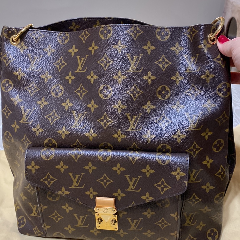 Like New Louis Vuitton Métis Hobo Reverse Monogram Canvas authentic